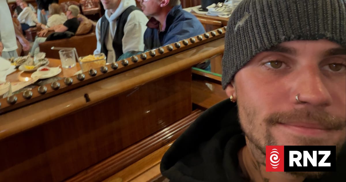 Justin Bieber surprises Far North diners with impromptu performance