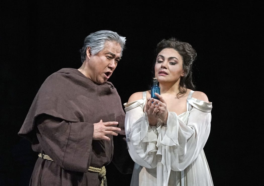 A scene from Roméo et Juliette at the Metropolitan Opera