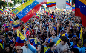 Venezuelans living in Argentina celebrate at the Obelisk in Buenos Aires on January 3, 2026, after US forces captured Venezuelan leader Nicolas Maduro.
