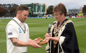Brendon McCullum is presented the Keys to the City by Wellington Mayor Celia Wade-Brown.