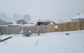 A thick layer of snow has fallen in the hill suburbs of Dunedin with more snow showers this morning (6.10.2022).