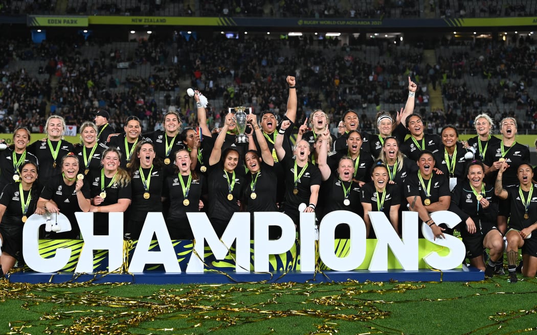 New Zealand celebrate with the trophy after winning the final. New Zealand Black Ferns v England, Women’s Rugby World Cup New Zealand 2021 (played in 2022) Grand Final match at Eden Park, Auckland, New Zealand on Saturday 12 November 2022.