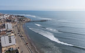 Aerial view of Balneario de Huanchaco in Trujillo, Peru on July 30, 2025. Peru on July 30, 2025, closed 65 of its 121 Pacific ports as a tsunami alert was issued following a massive 8.8-magnitude earthquake off the east coast of Russia. (Photo by Steffano Palomino / AFP)