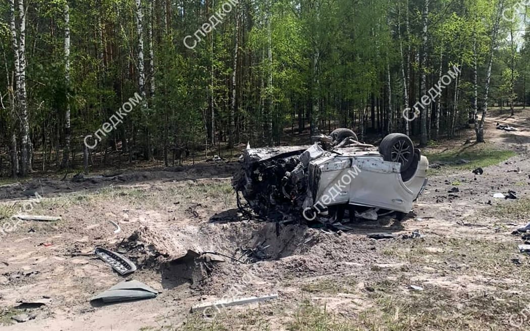 This handout picture released by the Russian Investigative Committee on May 6, 2023 shows the place of explosion of a car of Russian writer Zakhar Prilepin in Nizhny Novgorod region. - Prominent pro-Kremlin writer and Russian nationalist was injured on May 6, in a car "explosion" and one other person was killed, the interior ministry said, after a string of recent drone attacks in Russia amid the fighting in Ukraine. (Photo by HANDOUT / Investigative Committee of Russi / AFP)