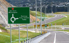 Directional signs at Kenepuru interchange, Transmission Gully