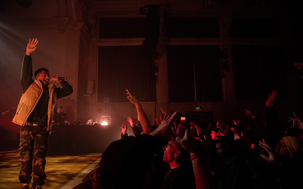 Diggy Dupé performing at the Auckland Town Hall.