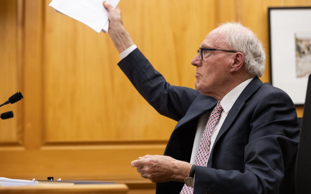 Sir Geoffrey Palmer gives evidence to the Parliament Bill Select Committee.