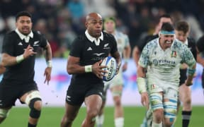 New Zealand's Mark Tele’a makes a break against Italy.