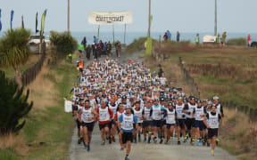 Competitors stream up from Serpentine Beach where an alleged theft of Ngāi Tahu taonga took place.