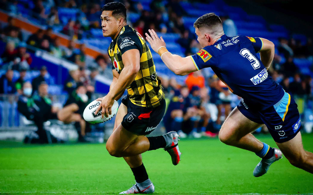 Warriors captain Roger Tuivasa-Sheck scores.