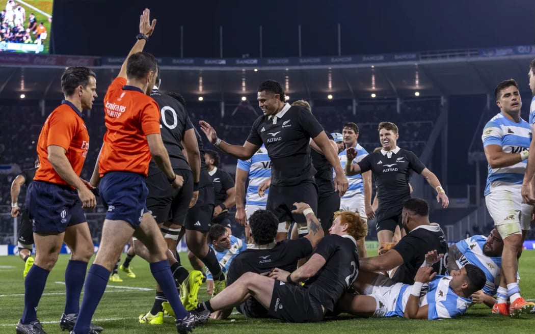 Samisoni Taukei'aho scores against the Pumas.