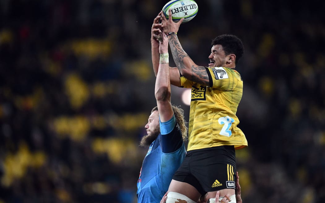 Bulls RG Snyman and Hurricanes Isaia Walker-Leawere goes for the line out during the 2019 Investec Super Rugby Quarterfinal game between Hurricanes vs Bulls, Westpac Stadium.