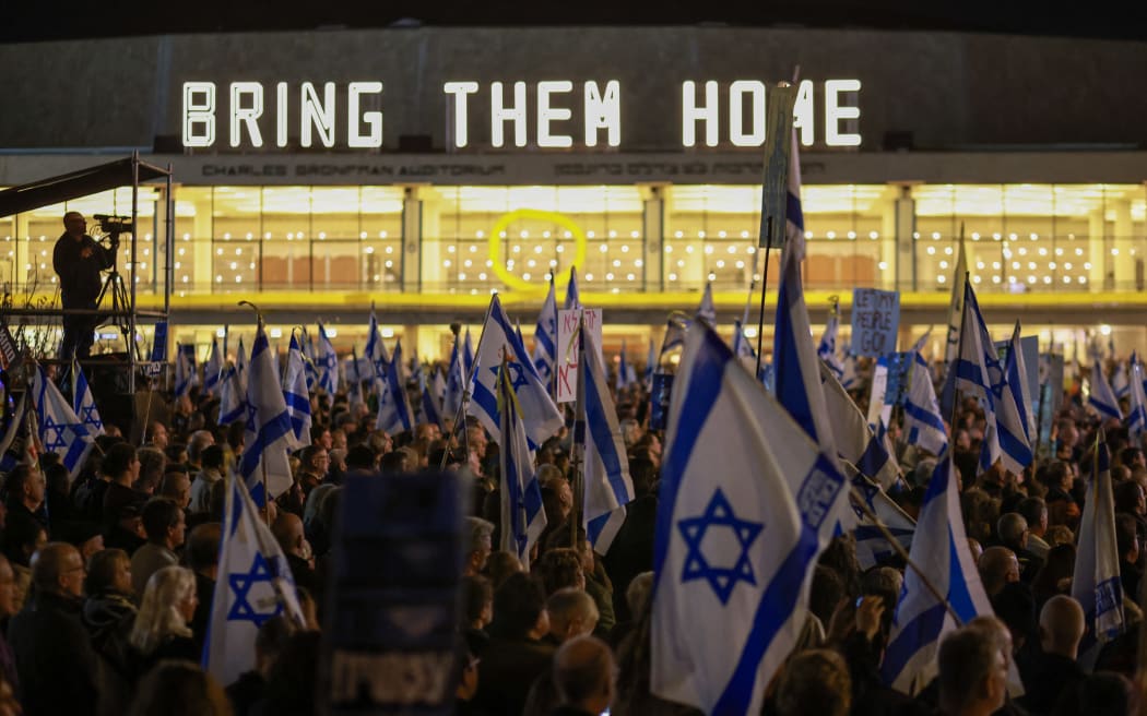 Israelis opposed to Netanyahu gathered in Tel Aviv to demand the return of the hostages kidnapped by Hamas during the attacks of 7 October.