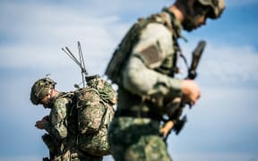 Soldiers take part in a large-scale airborne assault exercise, involving some 500 fully equipped military paratroopers of various NATO partners in Zoutkamp, on September 10, 2025. (Photo by Siese Veenstra / ANP / AFP) / Netherlands OUT / NETHERLANDS OUT / NETHERLANDS OUT
