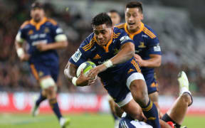 Highlanders Malakai Fekitoa dives over to score a try.