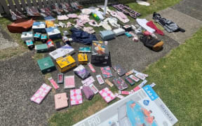 Police in Tauranga have arrested three shoplifters in a vehicle with stolen goods estimated to be worth $10,000.