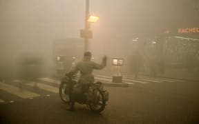 Subject: Man on motorcycle trying to drive in fog. London, UK 1952
Photographer- Carl Mydans
Time Inc Owned
Merlin-1200490