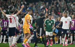 Australian referee Alireza Faghani shows a red card to England’s defender #26 Jarell Quansah during the 2026 World Cup round of 16 football match between Mexico and England at the Mexico City Stadium in Mexico City on July 5, 2026.  (Photo by Yuri CORTEZ / AFP)