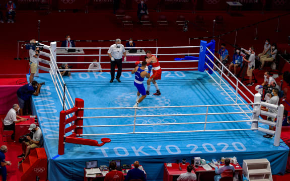 David Nyika boxing at the Tokyo Olympics