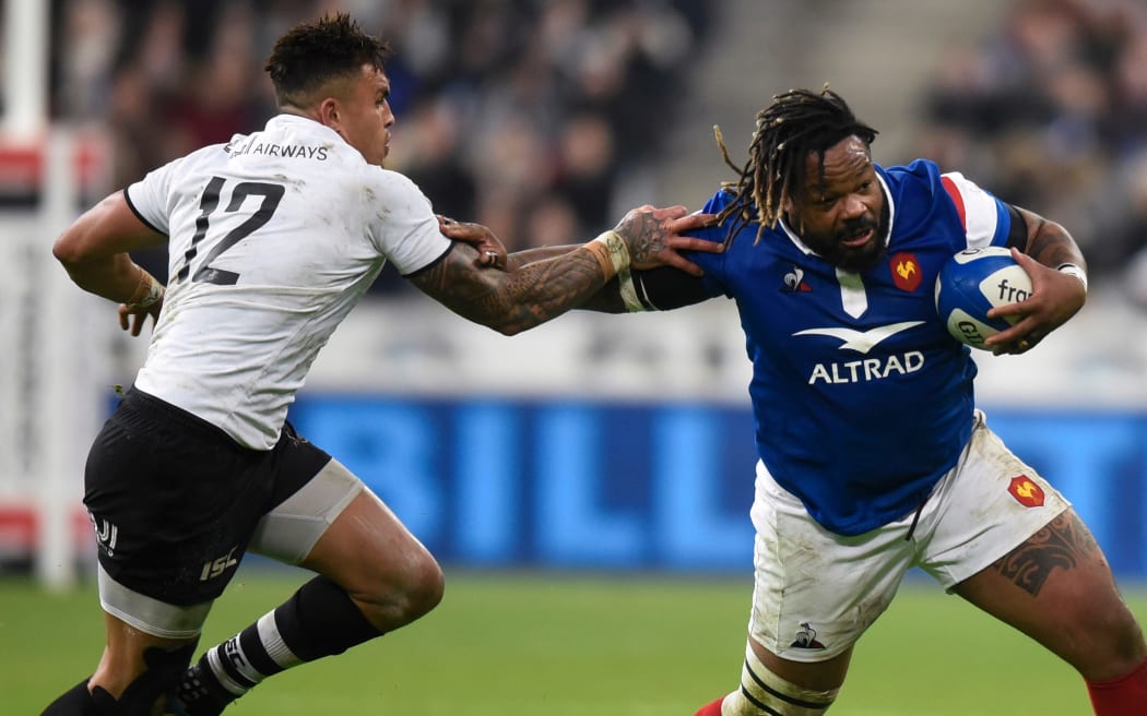 Mathieu Bastareaud fends off Fijian second five-eighth Jale Vatubua