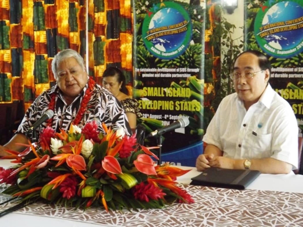 Samoa's PM Tuila’epa Sa’ilele Malielegaoi (left) and UN Under Secretary General for Economic and Social Affairs, Wu Hongbo.