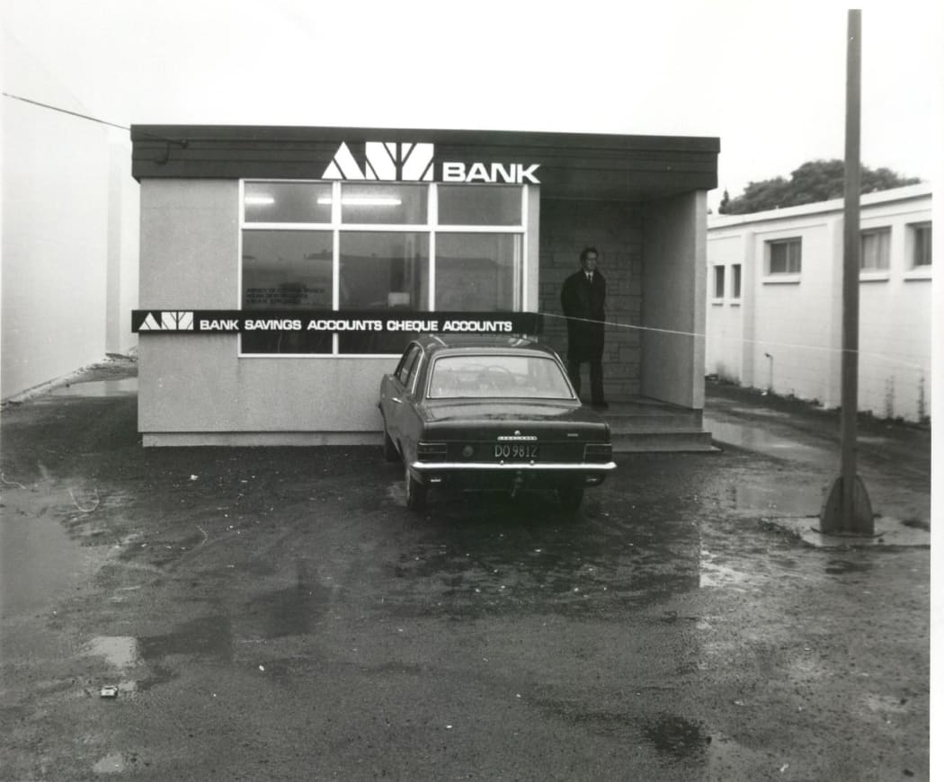 The scene at the ANZ bank in 1976.