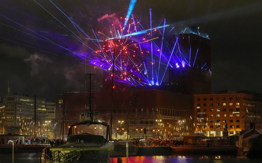 Oslo 20250101. 
Oslo Municipality rings in the new year with a laser light show from City Hall, New Year's Eve 2024 to 2025.
Photo: Lise Åserud / NTB (Photo by LISE ASERUD / NTB / NTB via AFP)