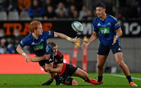 Blues halfback Finlay Christie gets a pass off to AJ Lam in the Super Rugby Pacific Final at Eden Park on 18 June 2022.