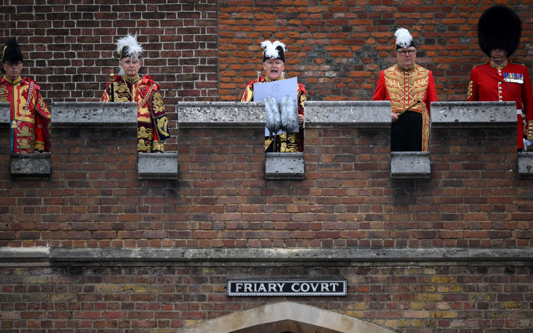Garter Principle King of Arms, David Vines White (C), reads the proclamation of Britain's new King, King Charles III, from the Friary Court balcony of St James's Palace in London on September 10, 2022. - King Charles III pledged to follow his mother's example of "lifelong service" in his inaugural address to Britain and the Commonwealth on Friday, after ascending to the throne following the death of Queen Elizabeth II on September 8. (Photo by Daniel LEAL / POOL / AFP)