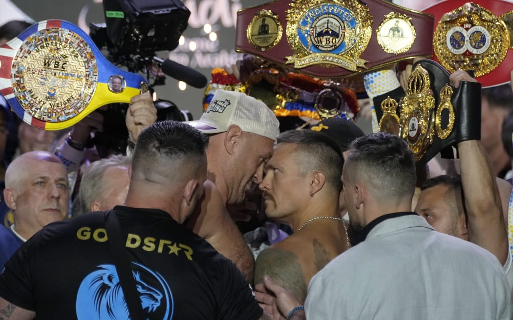 Brytyjscy bokserzy wagi ciężkiej Tyson Fury (środkowy lewy) i Ukrainiec Oleksandr Usyk zmierzą się podczas ważenia w Riyadzie w Arabii Saudyjskiej.