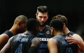 Centre Alex Pledger in a huddle with his Breakers team during their game against Melbourne United,  2015/16 ANBL, North Shore Events Centre, Auckland, 12 February 2016. Photo: Anthony Au-Yeung / www.photosport.nz
