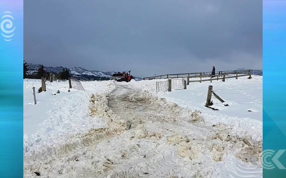 Power cut to hundreds of homes