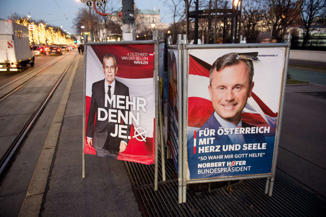 Early results show former Greens leader Alexander Van der Bellen will beat far-right candidate Norbert Hofer.