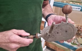 The mechanical device with a hand held crank