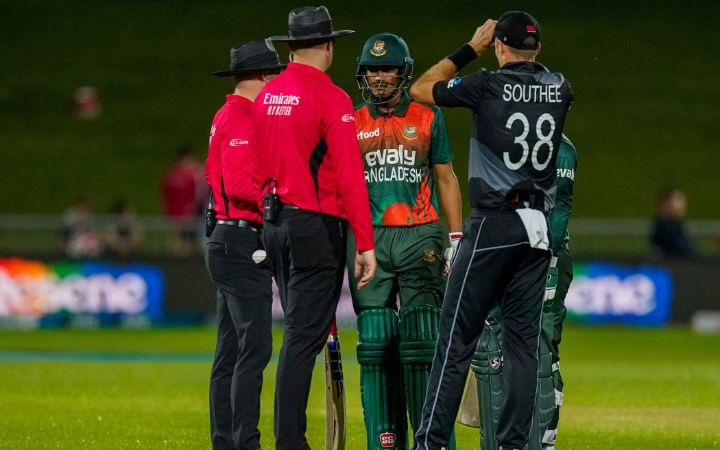 New Zealand's Tim Southee and the Bangladesh batsmen talk to the umpires about the score. Napier 2021.