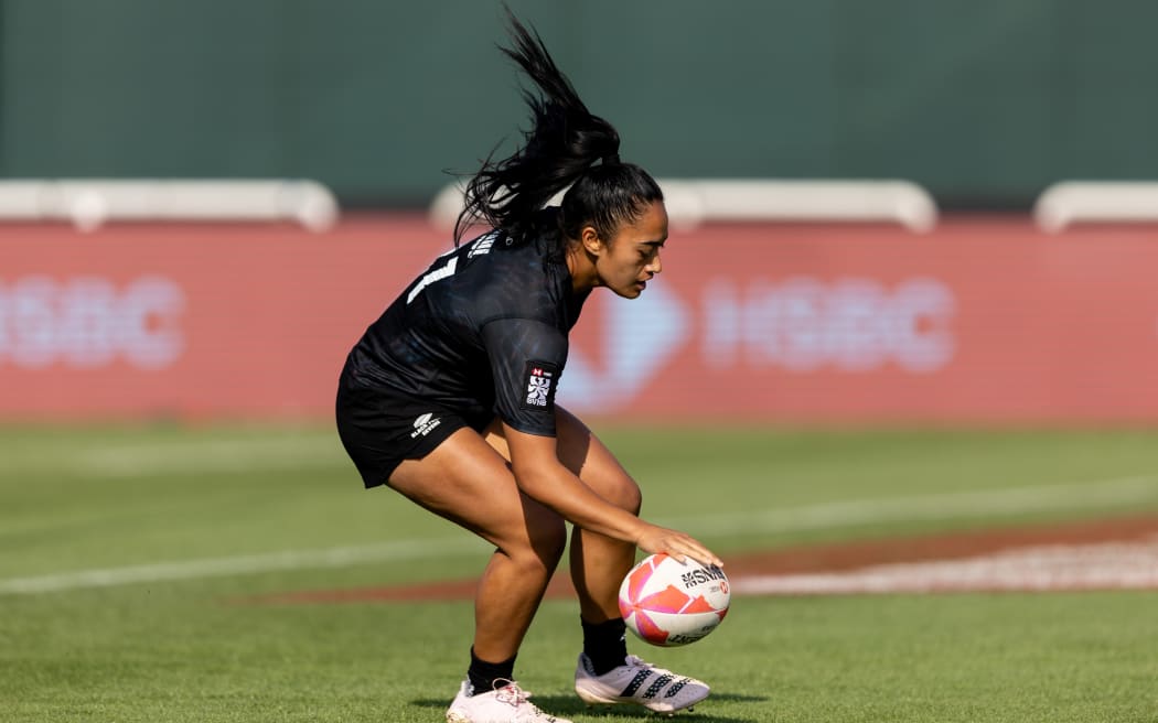 Mahina Paul of New Zealand scores a try at the Dubai Sevens 2023