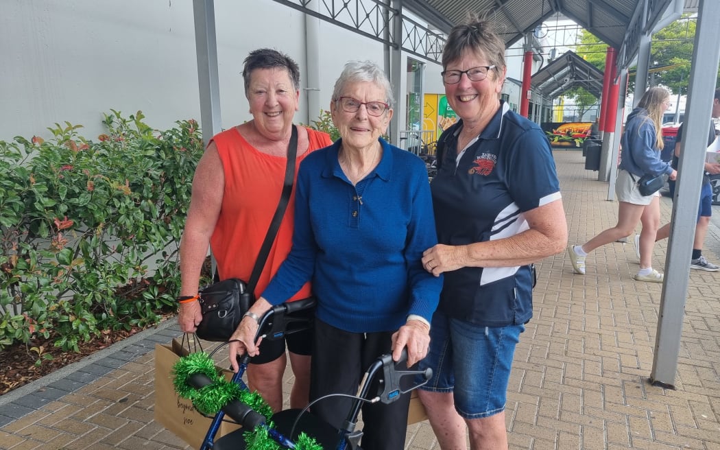Kath Schrader (centre), who was in town with daughters Jill Olesen (left) and Maria Witteman.