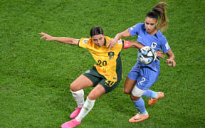 Australia's forward #20 Sam Kerr and France's defender #02 Maelle Lakrar compete for the ball during the Australia and New Zealand 2023 Women's World Cup quarter-final football match between Australia and France at Brisbane Stadium in Brisbane on August 12, 2023. (Photo by WILLIAM WEST / AFP)