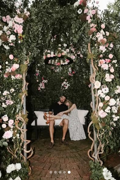 Singer Taylor Swift and Kansas City Chiefs tight end Travis Kelce have announced their engagement