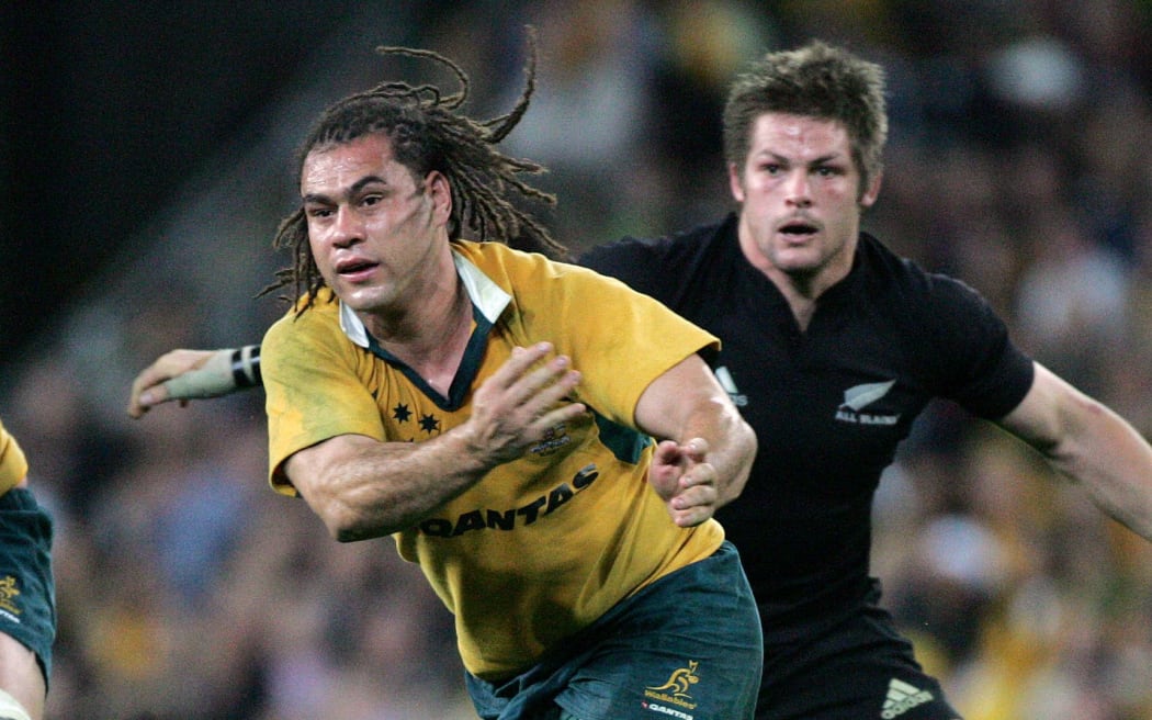 George Smith passes the ball during the Bledisloe Cup rugby union match between the All Blacks and the Wallabies, Brisbane, Australia, 2006.