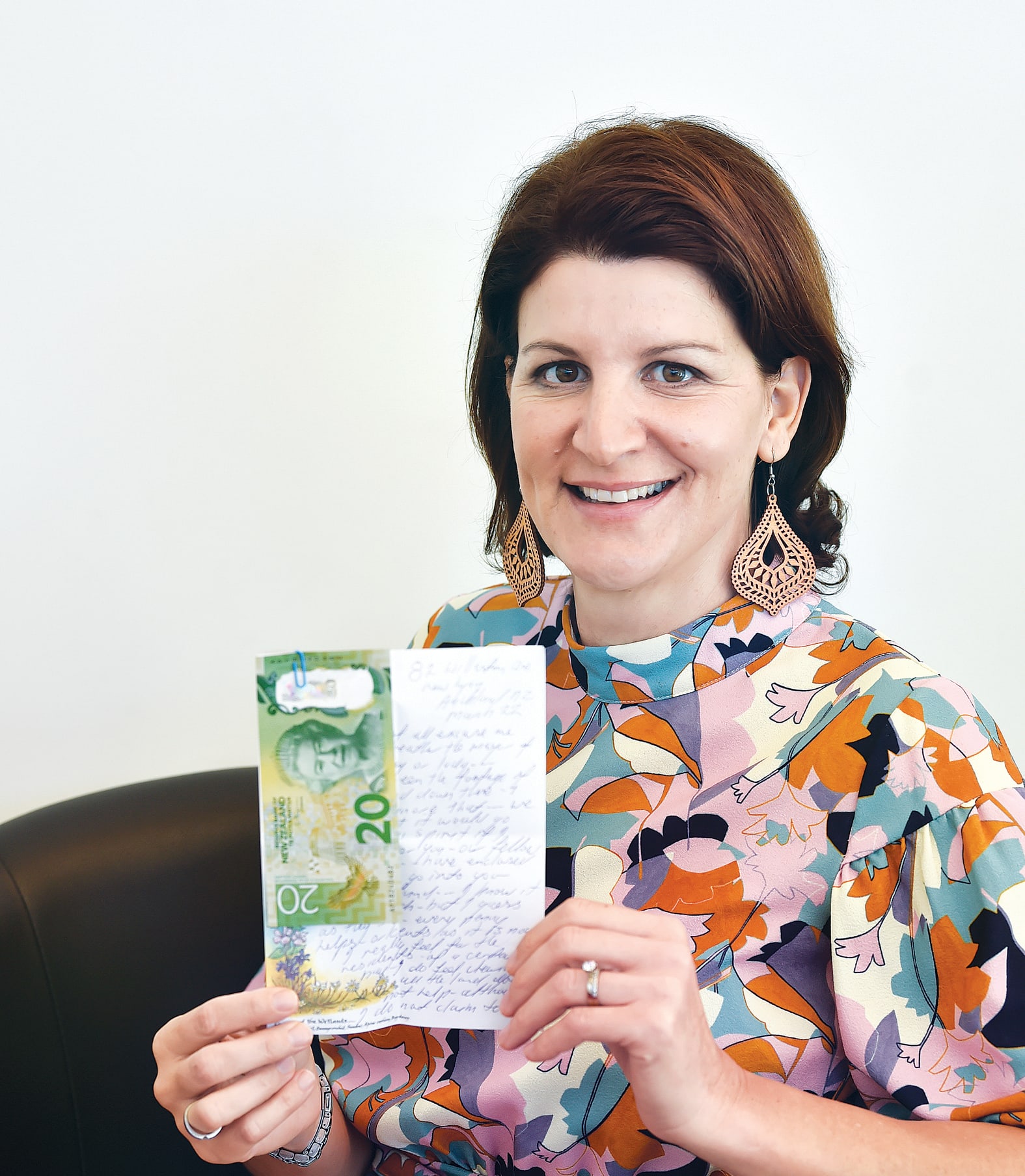 Gisborne Mayor Rehette Stoltz holds up the handwritten letter and $20 she received in the mail from a concerned Auckland resident.