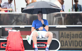 Kyle Edmund from England waits for the rain to stop during his singles match against Alejandro Davidovich Fokina from Spain at the 2020 ASB Classic Mens.
