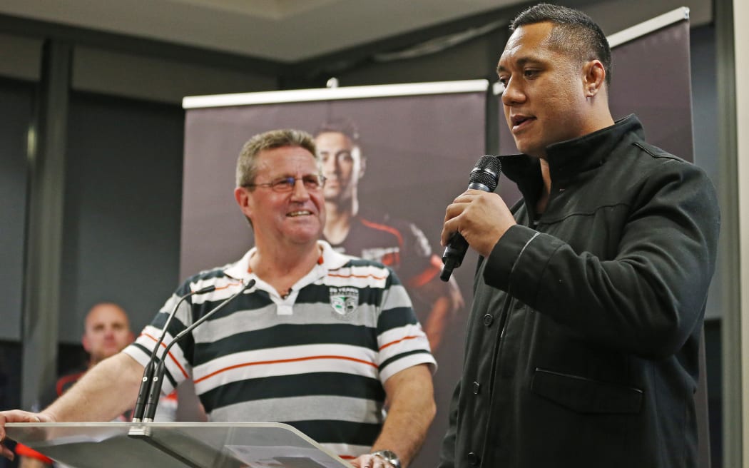 Sione Faumuina speaking at a Warriors members function in 2015.