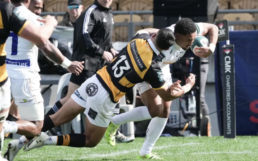 Fehi Fineanganofo of Bay of Plenty is tackled by Daniel Rona of Taranaki.