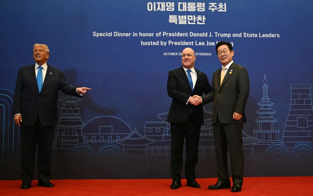 South Korean President Lee Jae Myung (R) welcomes New Zealand Prime Minister Christopher Luxon (C) and US President Donald Trump for a special dinner hosted in his honour and state leaders at the Hilton Gyeongju hotel in Gyeongju on October 29, 2025. (Photo by ANDREW CABALLERO-REYNOLDS / AFP)