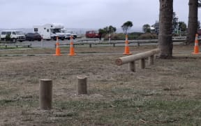 Napier City Council is installing wooden barriers along Marine Parade from the National Aquarium of NZ to the Pump Track to prevent vehicles accessing the beach.