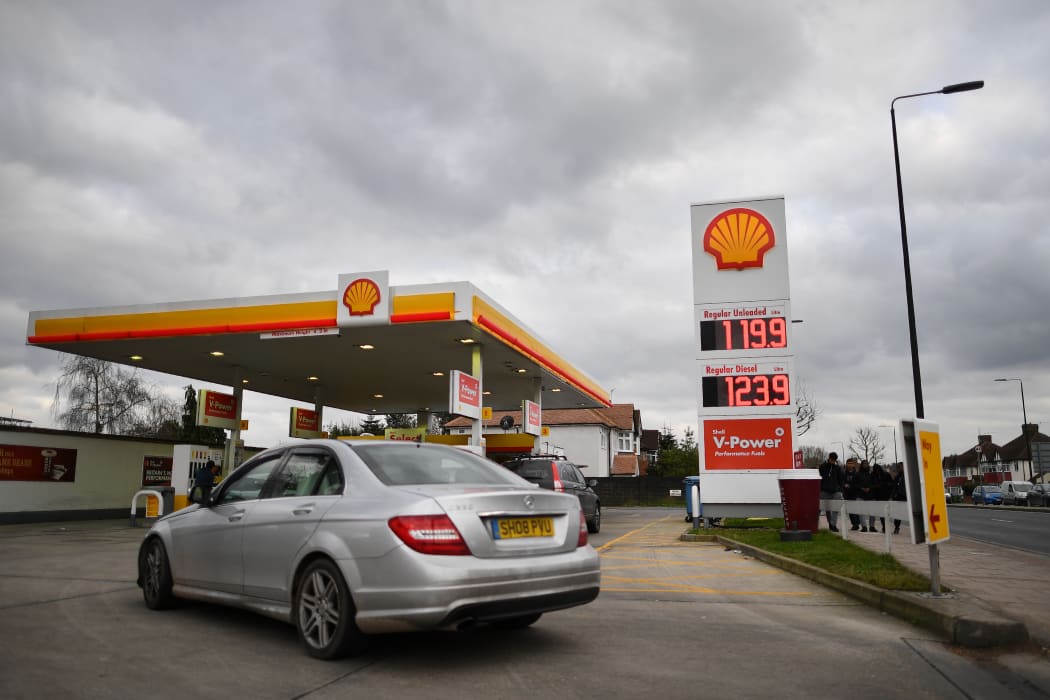 The logo of energy giant Royal Dutch Shell is pictured at a petrol station in London on January 30, 2018. / AFP PHOTO / BEN STANSALL