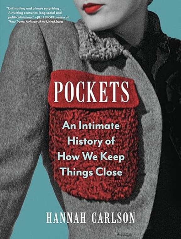 Imagen de portada de Pockets: Una historia íntima de cómo mantenemos las cosas cerca de Hannah Carlson.
