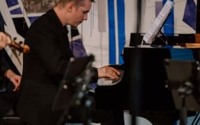 Daniel Lebhardt at the piano.