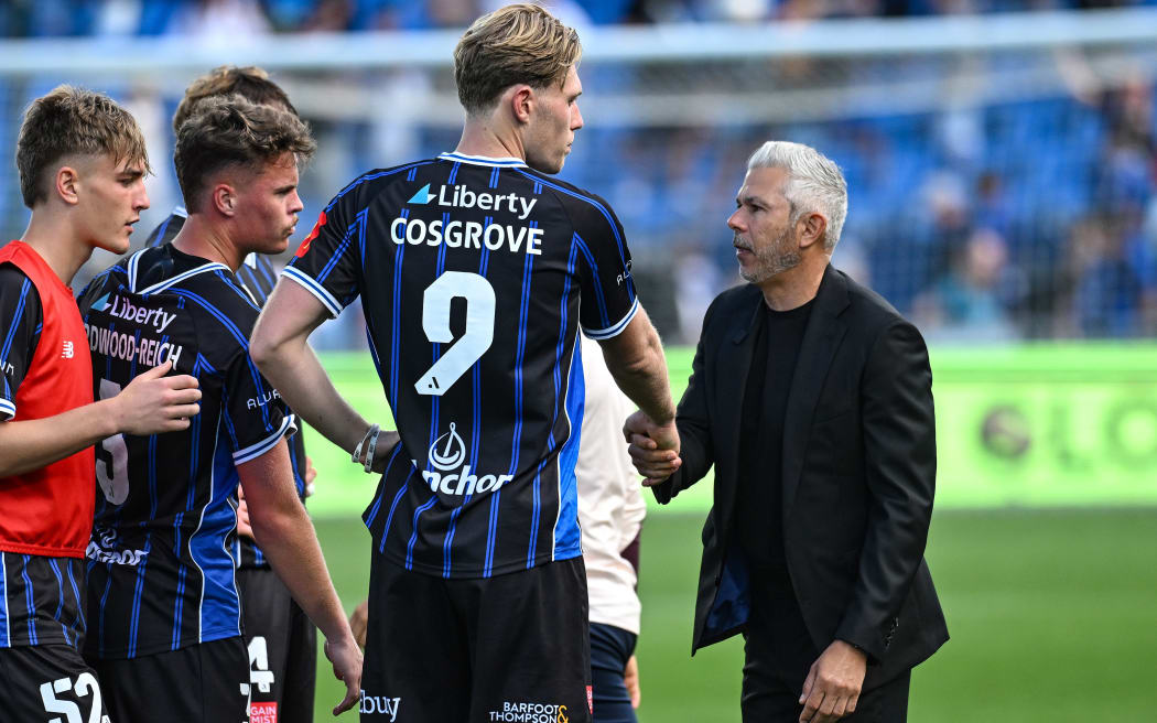 Auckland FC coach Steve Corica shakes hands with Sam Cosgrove.